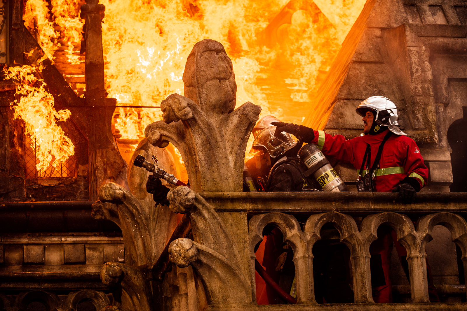 [CRITIQUE] Notre-Dame brûle : entre deux feux