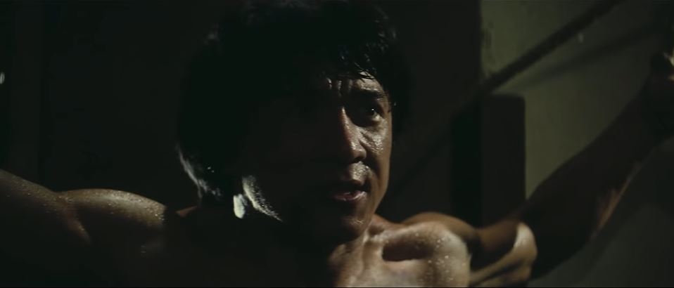 Jackie Chan torse nu et attaché