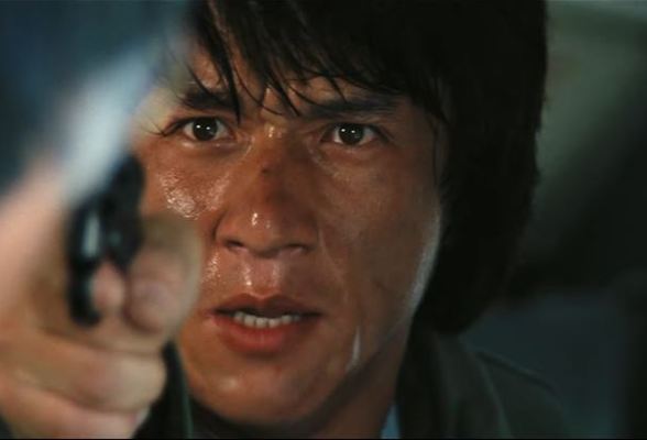 Jackie Chan pointe le méchant avec une arme